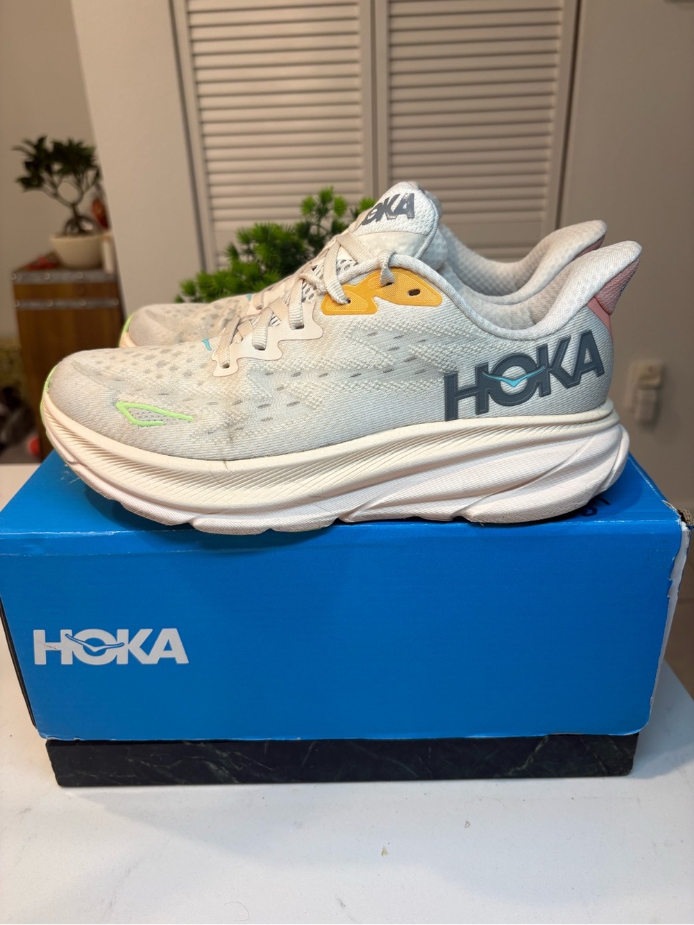 Hoka One One Clifton 9 Soft Cream Pink Yellow Women’s size 7.5B Running Shoes